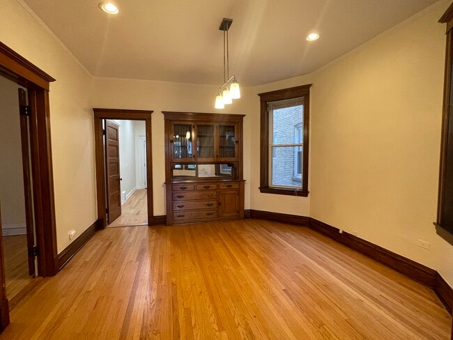 Building Photo - 1613 W Berwyn Ave