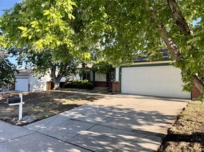 Building Photo - Spacious 4 bedroom, 3 bathroom home in the heart of Aurora is ready for immediate move in! Conven...