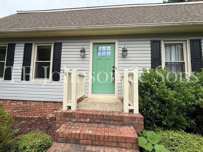 Building Photo - Charming Dutch-Colonial Retreat in Clemmons