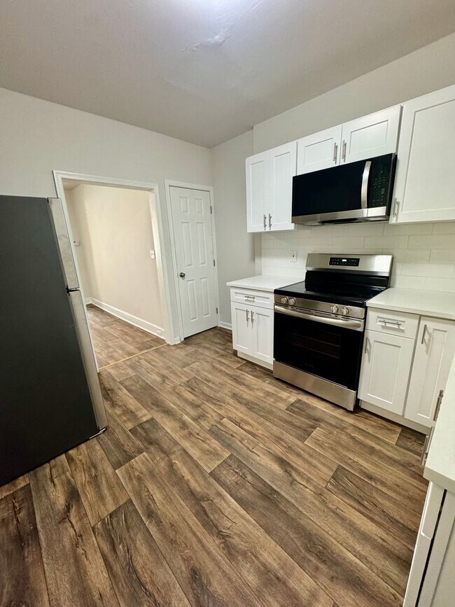 Foto del edificio - Spacious 3-Bedroom Home with Modern Amenit...