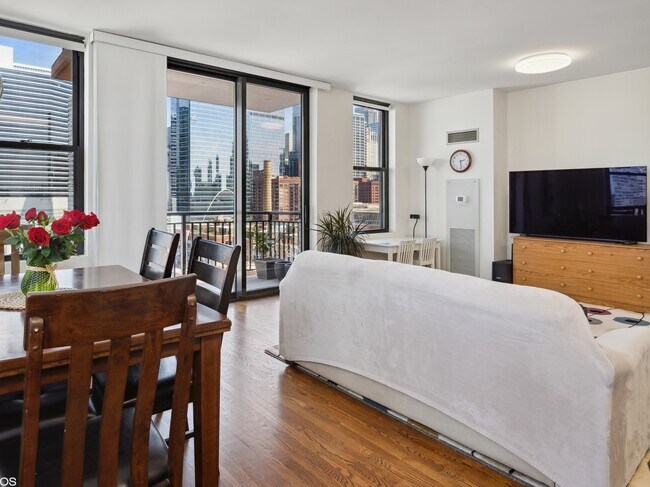 Foto del edificio - 330 N Jefferson St