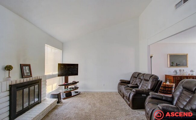 Foto del edificio - Cozy 3BD/2BA Home in Bakersfield's 93306 — Fully Equipped, Fireplace, Solar & All Pets Welcome!