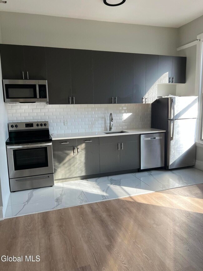 Building Photo - 5 Broadway