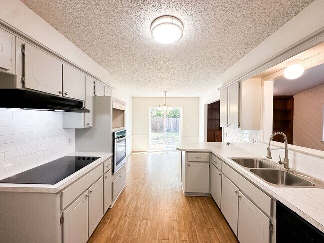 Building Photo - MOVE IN READY! 3 BED/2 BATH in Edmond