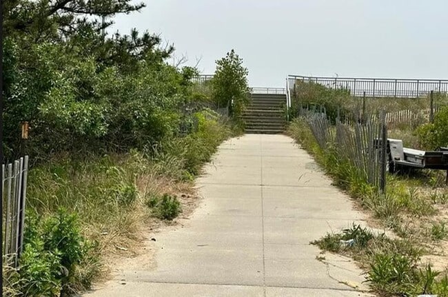 Building Photo - FAR ROCKAWAY~NEWLY RENOVATED~BACKYARD~STEP...
