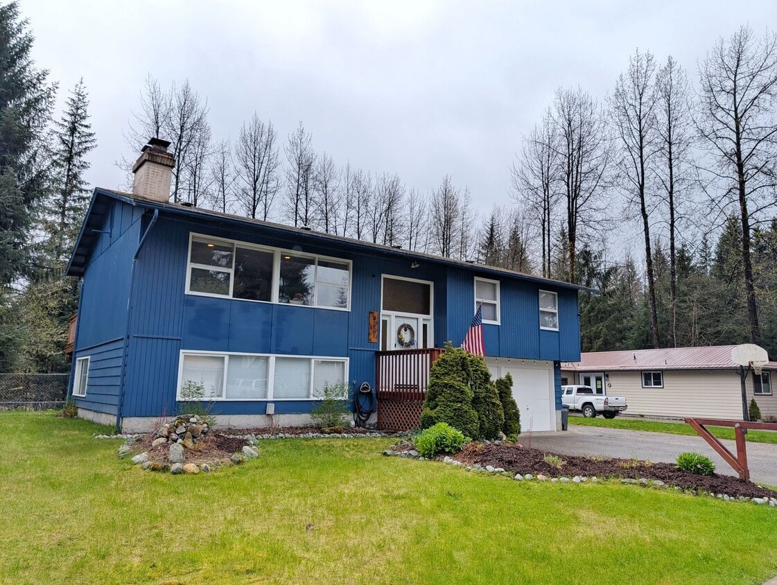 Primary Photo - Unfurnished Vly Home 3BD+Den, 1.5BA, 1844 ...