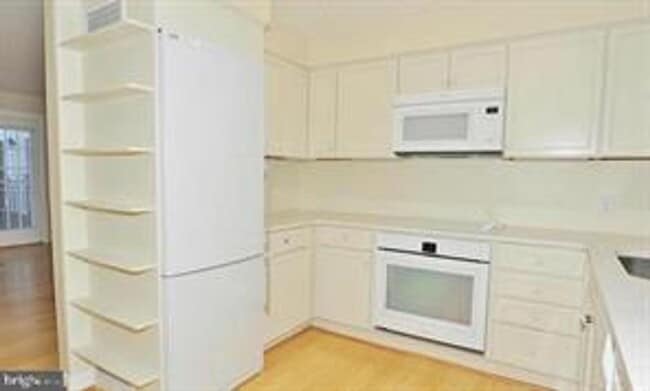 Building Photo - 2615 S Walter Reed Dr