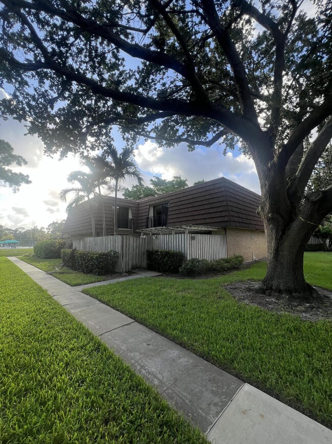 Foto del edificio - 2430 24th Ln