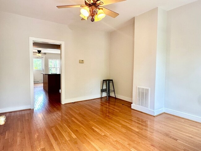 Building Photo - 3 bed 2 bath - Parking!!!  Pets Welcome!!!