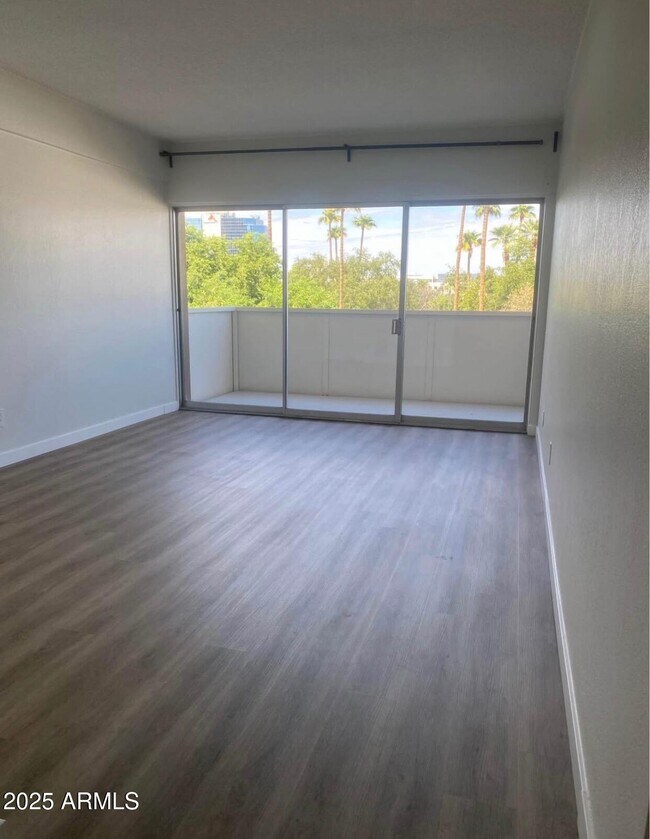 Foto del edificio - 353 E Thomas Rd