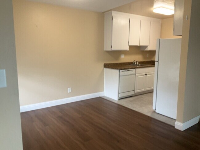 Foto del edificio - 2 bedroom 1 bth upper unit