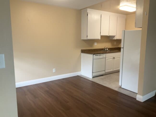 Building Photo - 2 bedroom 1 bth upper unit