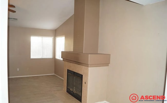 Building Photo - Spacious 4 Bedroom / 2 Bath Home – Fully Equipped Kitchen | Bakersfield, CA 93312