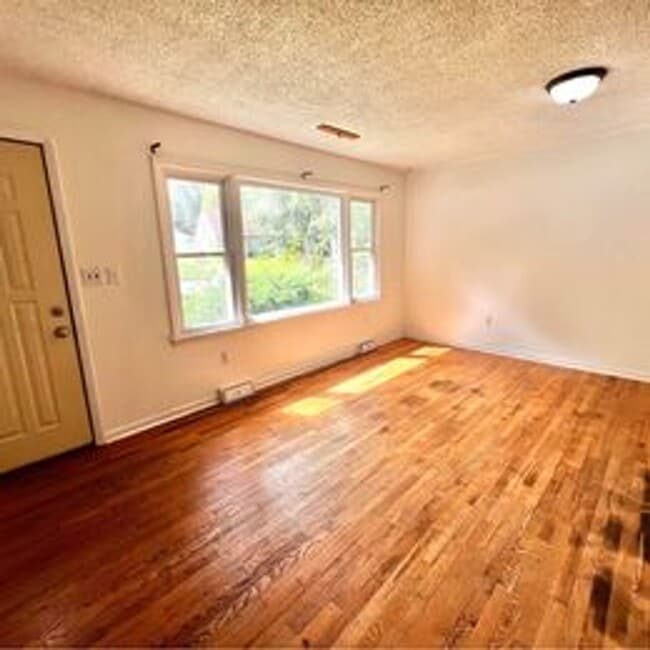 Building Photo - 807 7th Ave