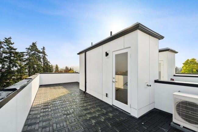 Building Photo - 3 bedroom in Seattle WA 98199