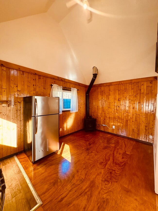 Building Photo - 1801 N Lakeview Dr