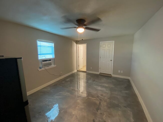 Building Photo - 407 W Stoddard Ave