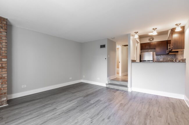 Building Photo - 1214 N La Salle Dr