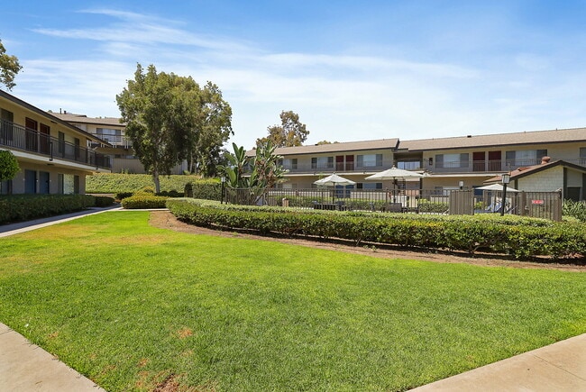 Building Photo - Village Green