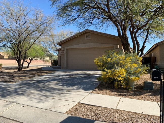 Building Photo - 3Bdm 2Ba Home, Popular Location, Available...