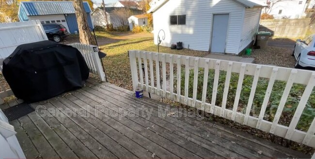 Building Photo - 2 Bedroom, 1 Bathroom duplex with LARGE RO...