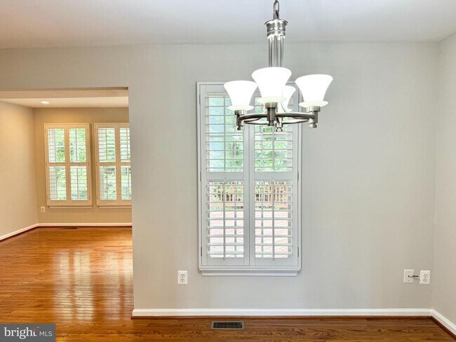Building Photo - 15753 Viewpoint Cir