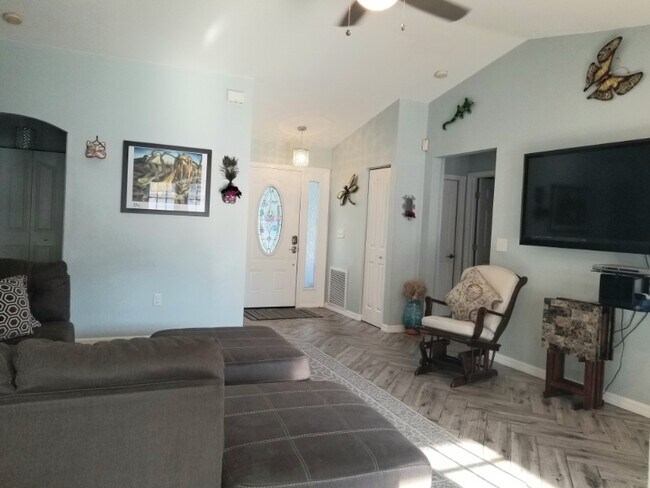 Foto del edificio - 2058 Old Trenton Ln