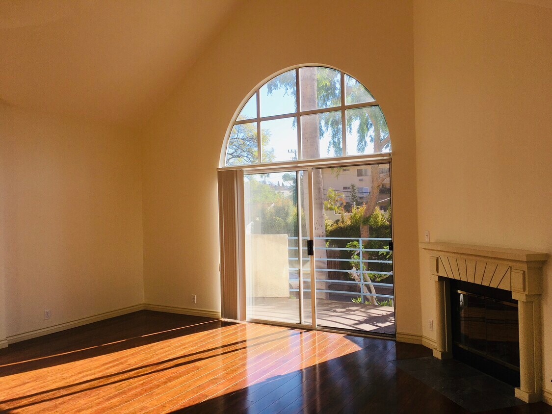 Living room - 645 Huntley Dr