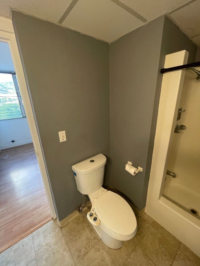 Building Photo - Studio 1 Bath in Hono Hale Towers! Water, ...