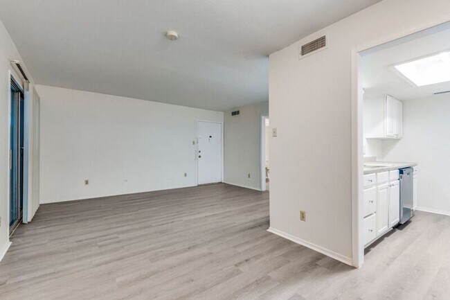 Foto del edificio - 12816 Midway Rd
