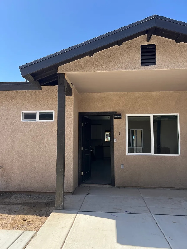 Building Photo - 112 S Avenue B