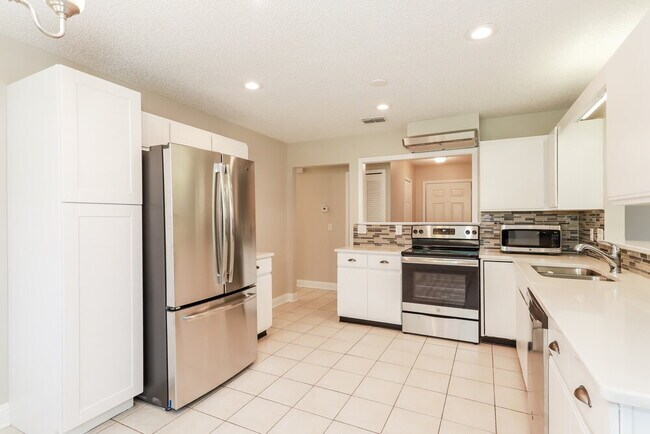 Building Photo - 1752 St Ives Dr