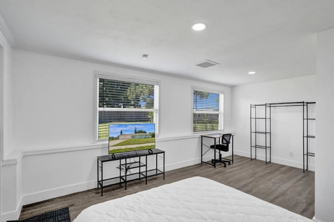 Building Photo - 303 NE Solida Cir