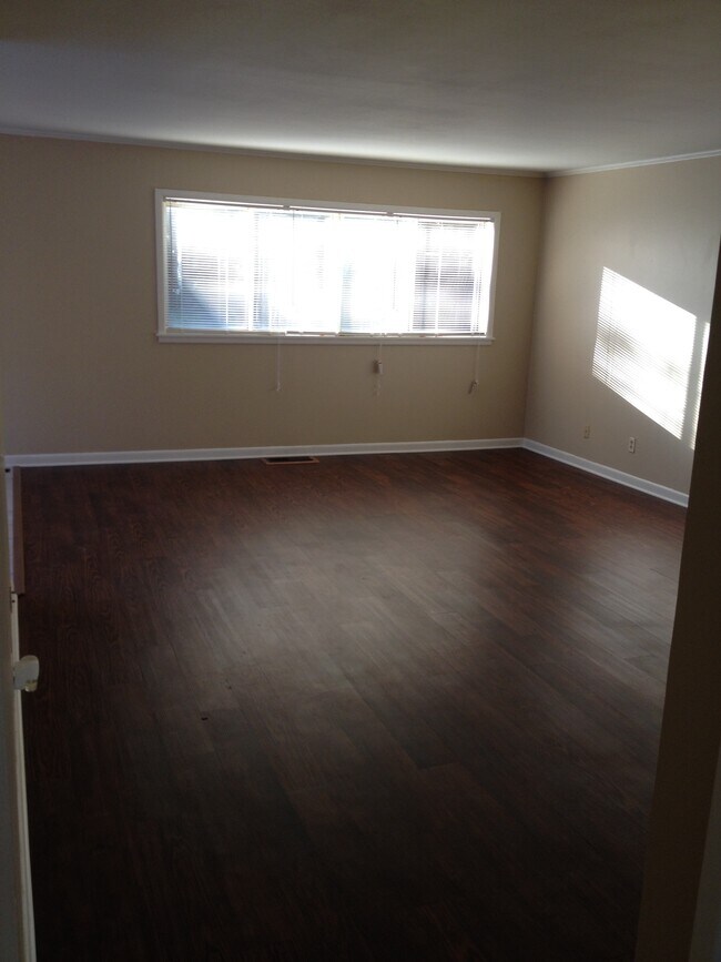 Foto del edificio - 2101 Smallwood Dr