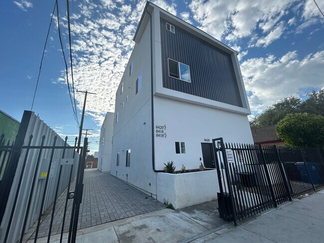 Building Photo - NewB La T 8418