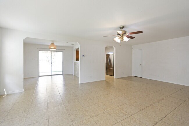 Foto del edificio - Beautiful two-story home offering 3 bedrooms, 2.5 bathrooms, and a spacious fenced-in backyard, p...