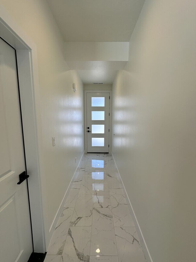 Foto del edificio - Brand New 3 Bed / 2.5 Bath Townhome – Internet Included