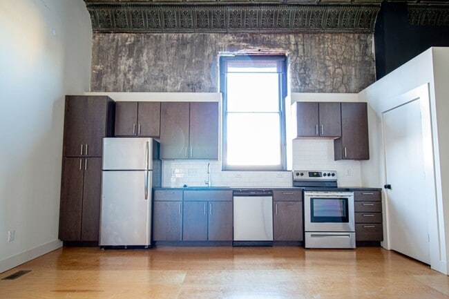 Building Photo - Spacious Loft