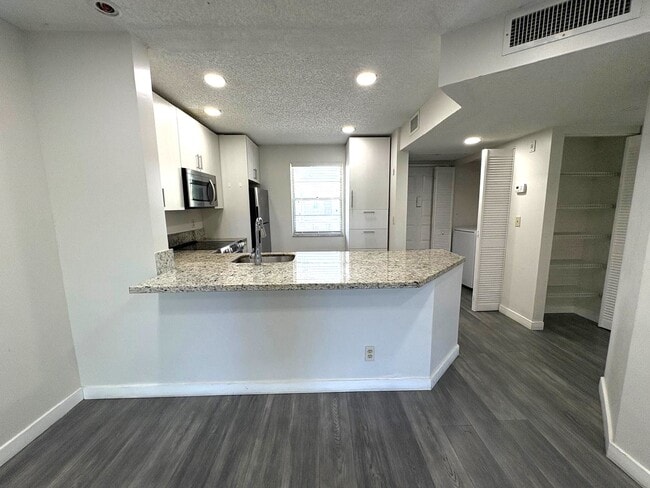 Building Photo - 8820 Royal Palm Blvd