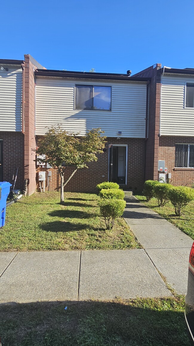 Building Photo - 909 Porter Ct NE