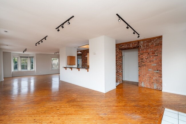 Foto del edificio - 79 Parsons Ave