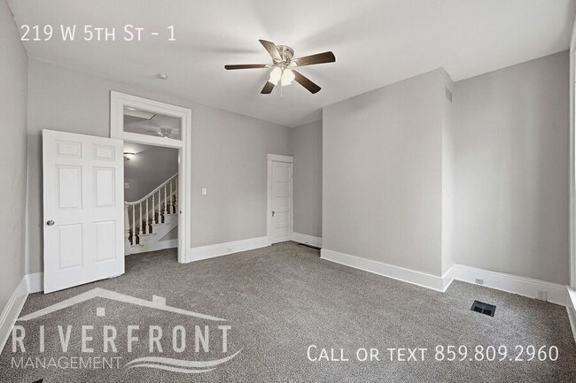 Foto del edificio - 219 W 5th St