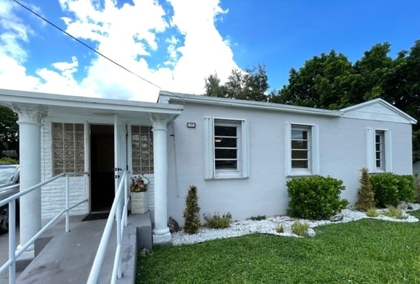 Building Photo - 1121 NW 55th Ter