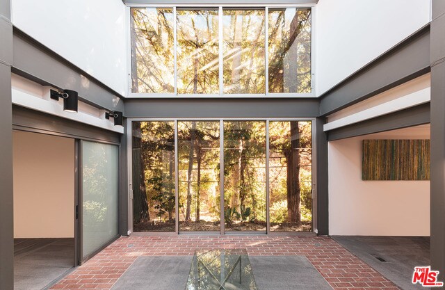 Foto del edificio - 2727 Mandeville Canyon Rd