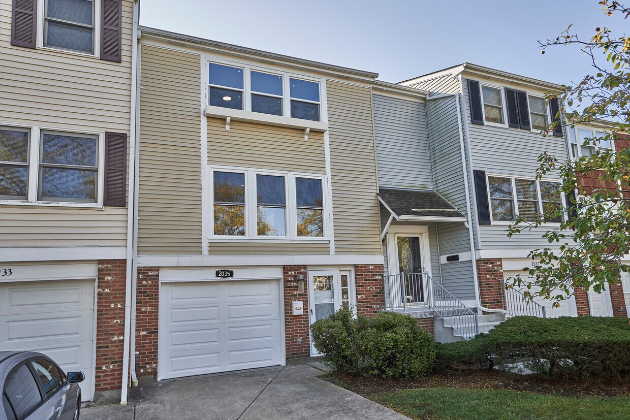 2035 Stanley Ct, Schaumburg, IL 60194 Townhome Rentals in Schaumburg