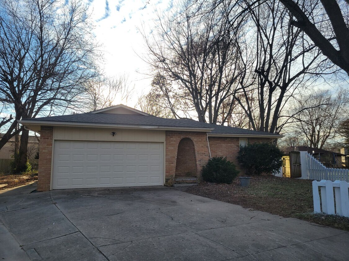 Primary Photo - 3 Bedroom 2 Bathroom South! Totally Remode...