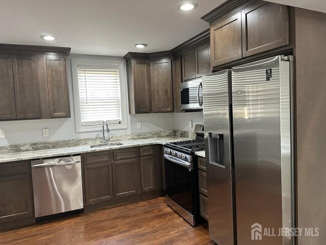 Foto del edificio - 242 Grove St