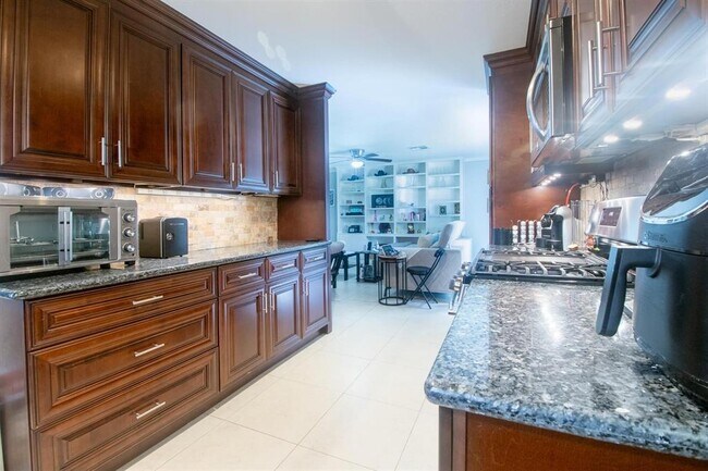 Building Photo - 6119 Ariel St