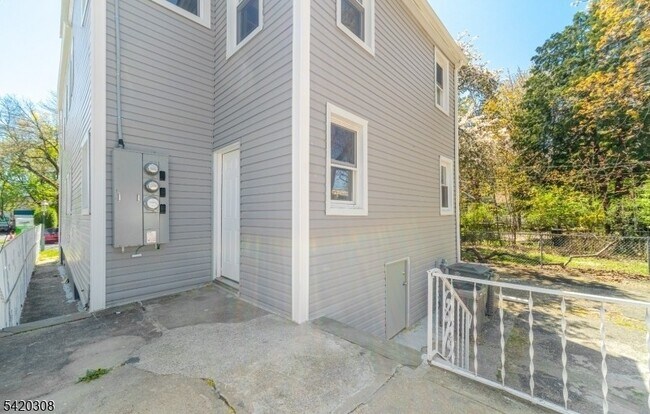 Foto del edificio - 155 Tichenor Ave