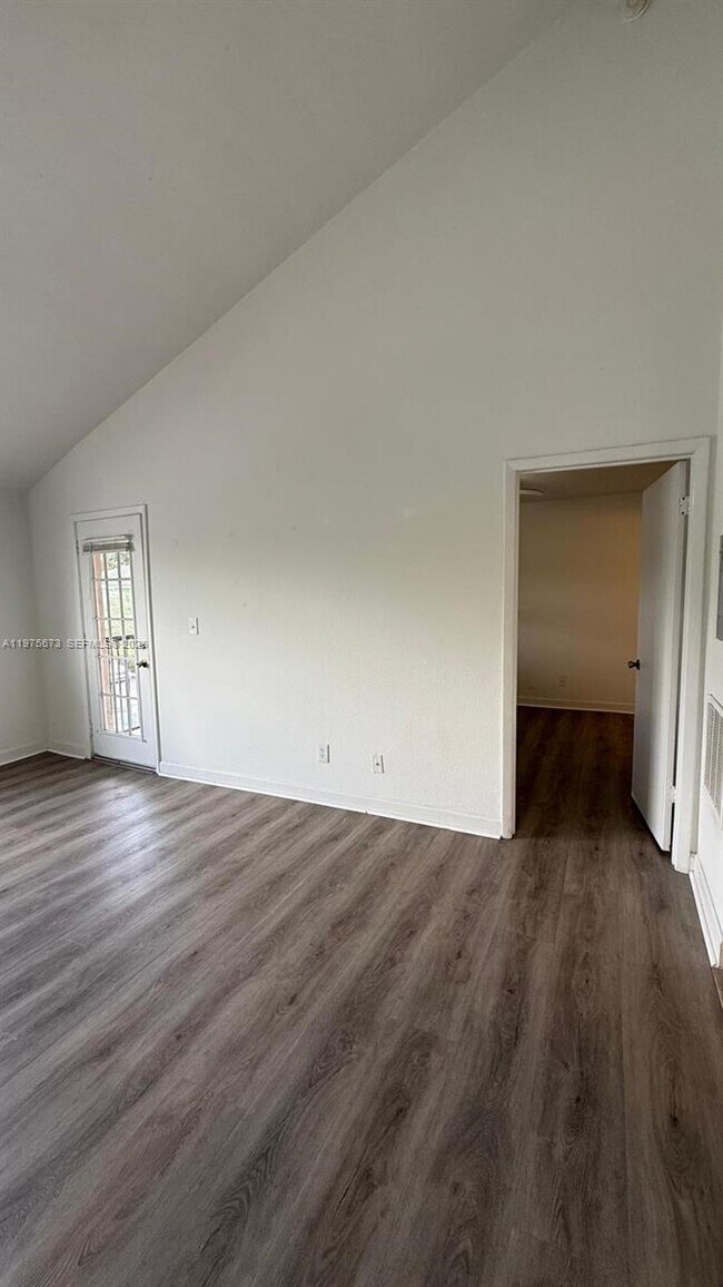 Foto del edificio - 3965 NW 87th Ave